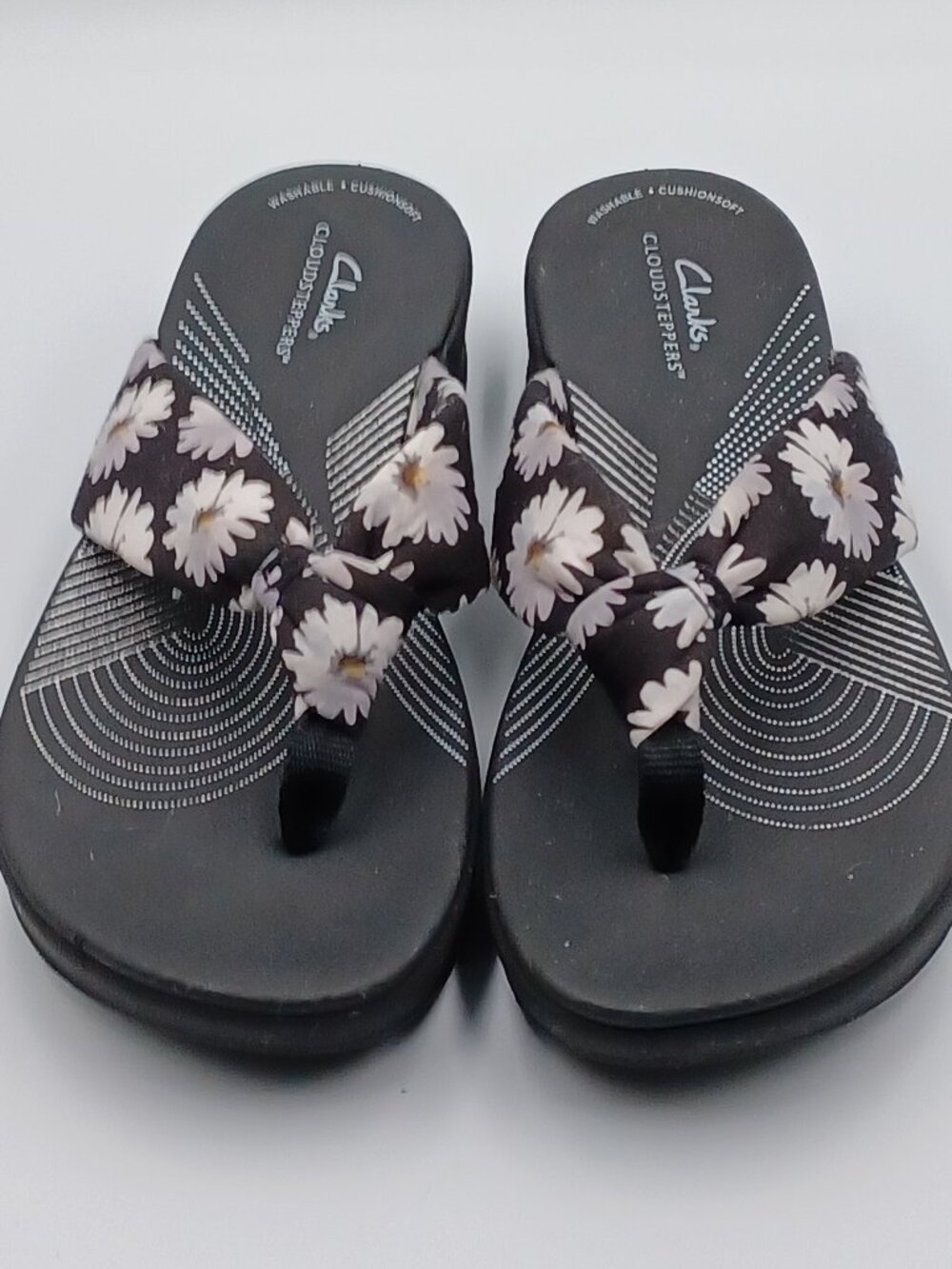 Black Daisy Clarks Cloudsteppers Flip flops size 8 US